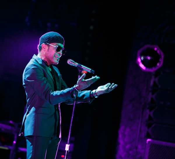 Maxwell at Beacon Theatre (December 9, 2018)